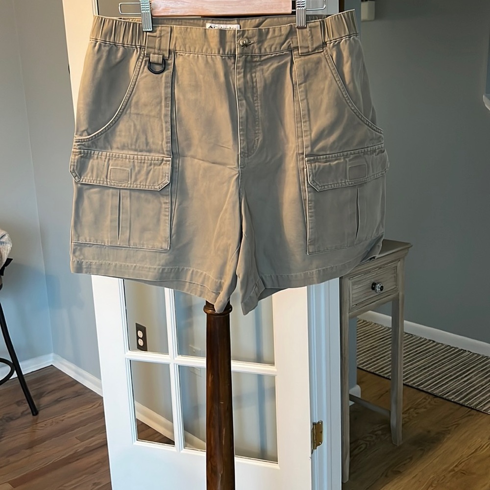 Men’s Columbia khaki shorts. Men’s 36/7. Like new!
